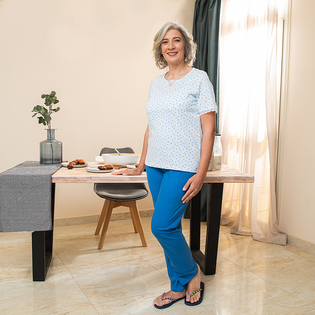 Pajamas with lace on the chest, half sleeves