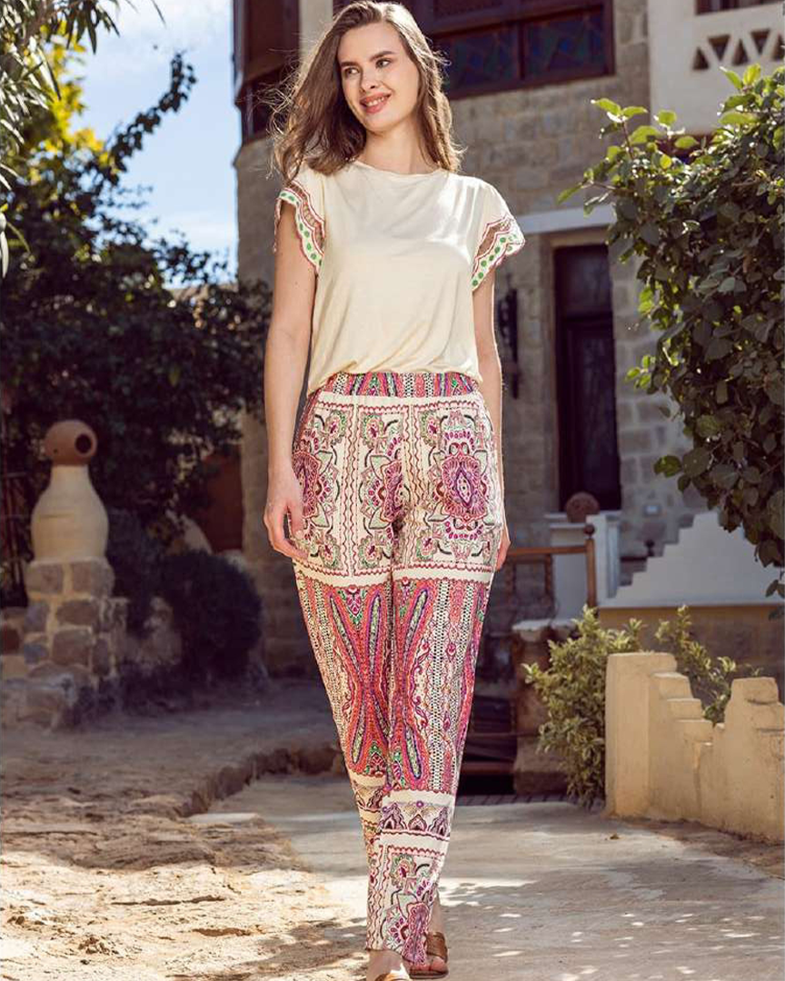 Plain women's pajamas with printed shapes