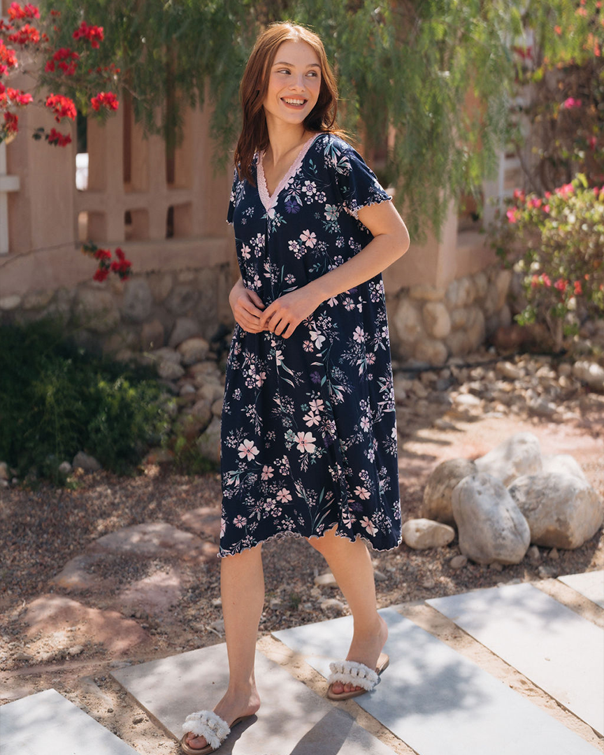 نص كم ورد قصير V قميص حريمي