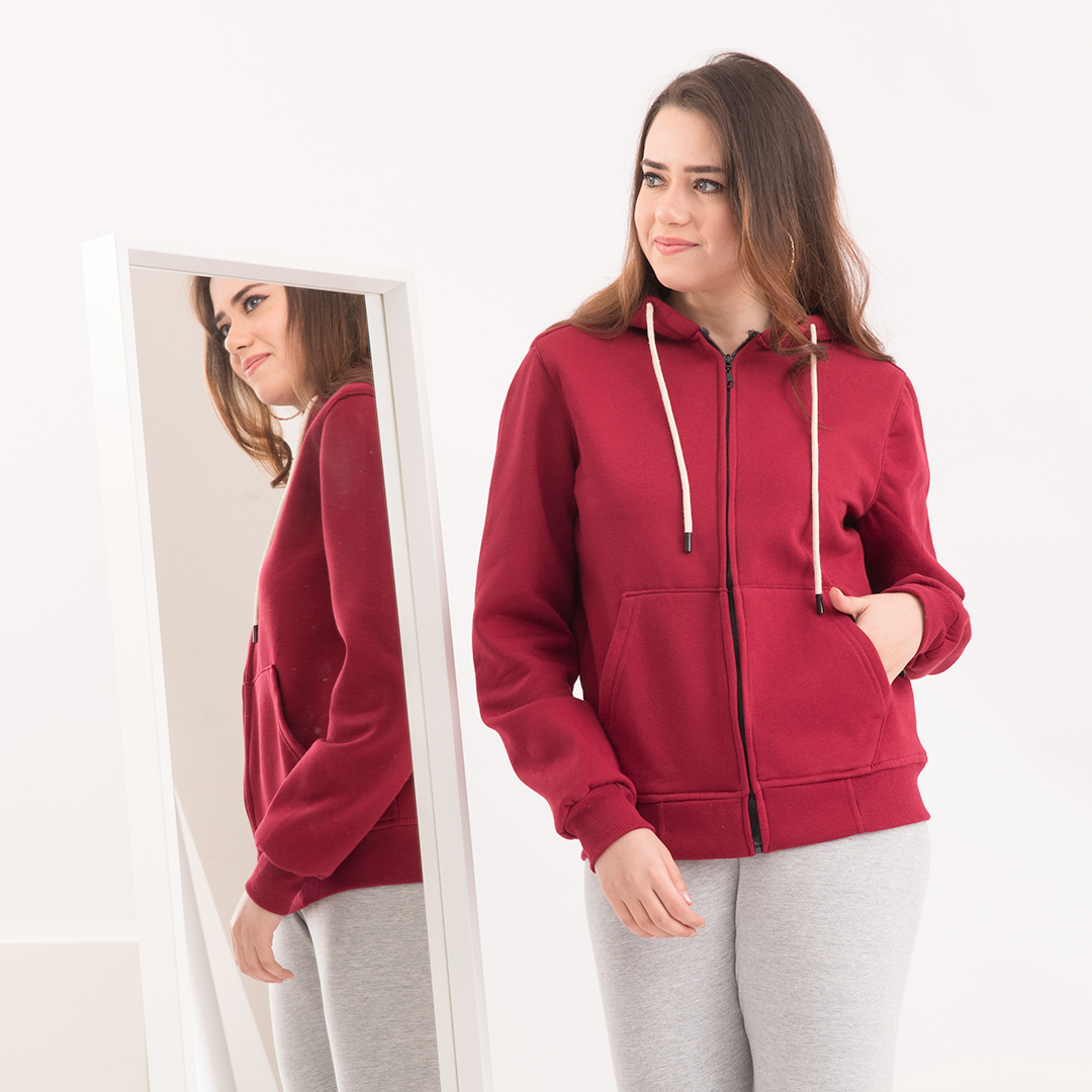 Sweatshirt with a zip and a cabochon