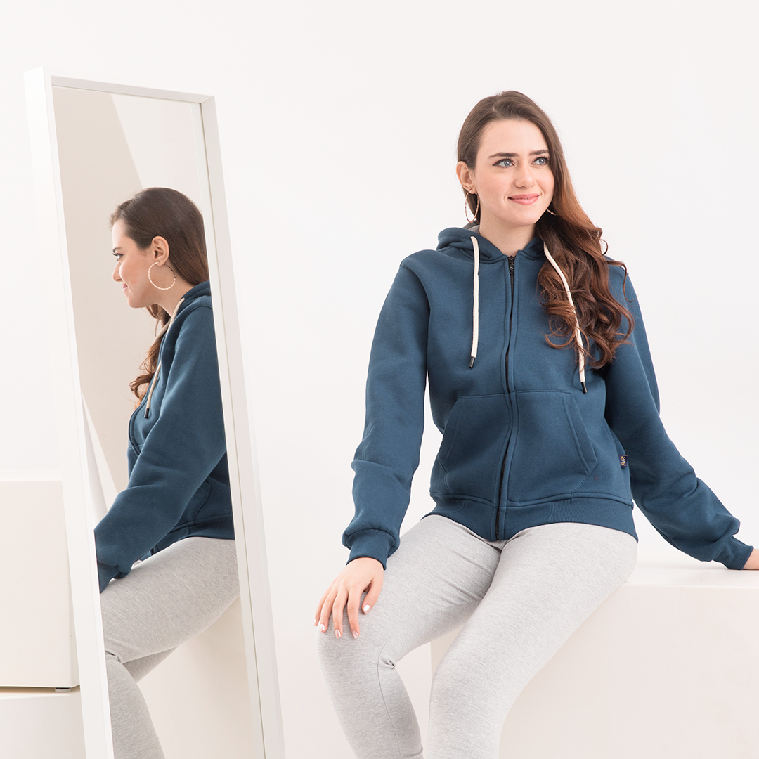 Sweatshirt with a zip and a cabochon
