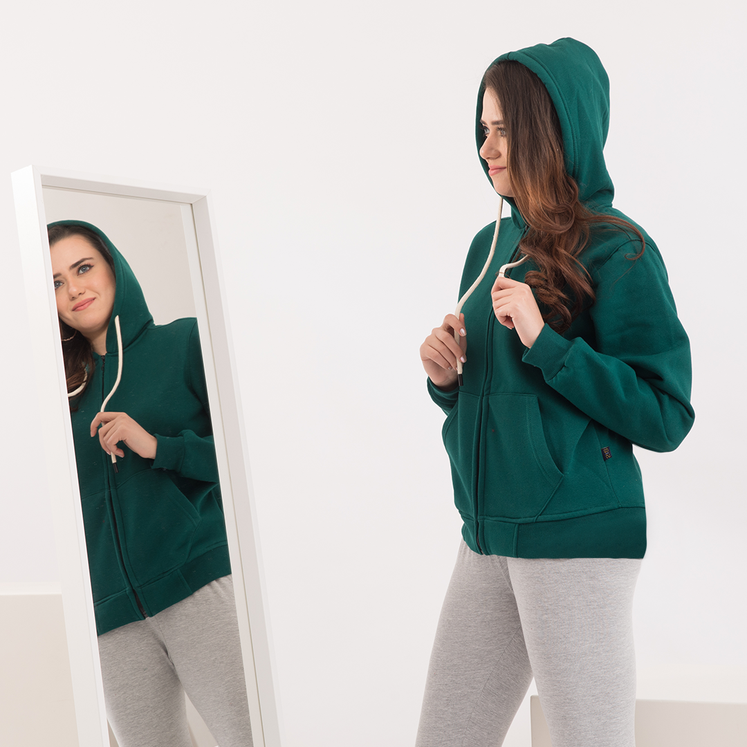 Sweatshirt with a zip and a cabochon