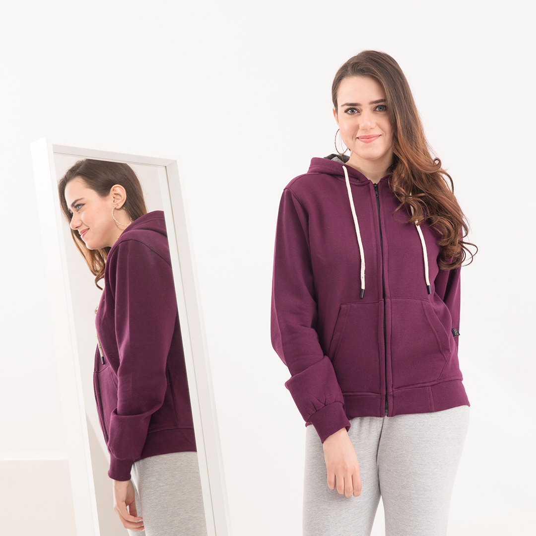 Sweatshirt with a zip and a cabochon