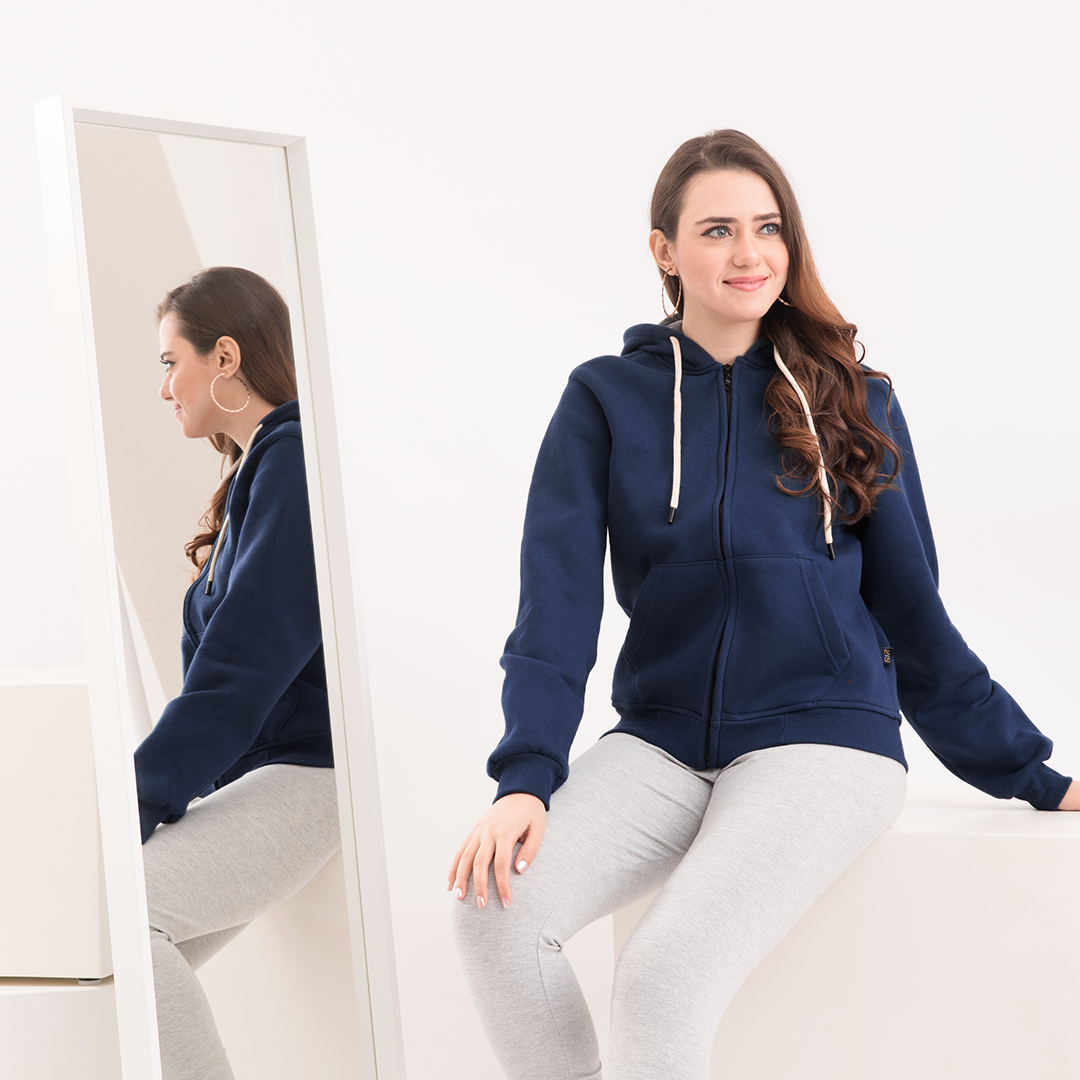 Sweatshirt with a zip and a cabochon