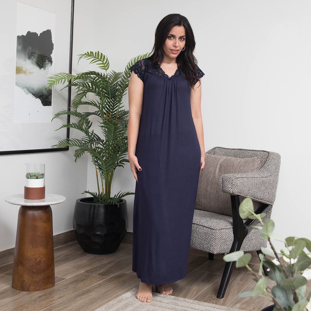 Lace nightshirt on the chest with ruffles