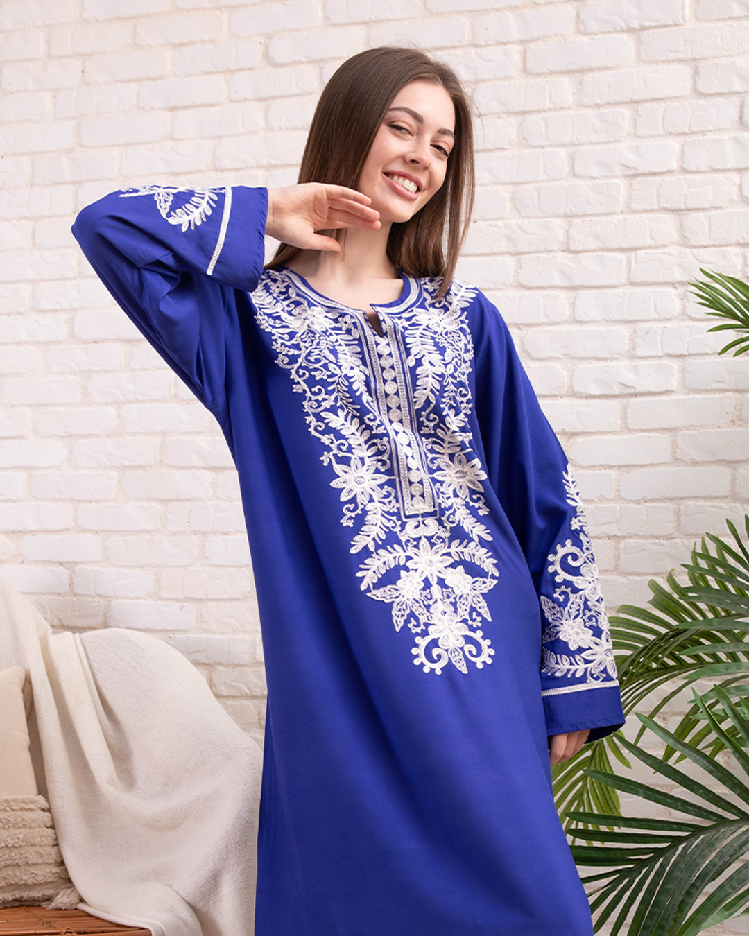 Plain viscose shirt with embroidered sleeves 5