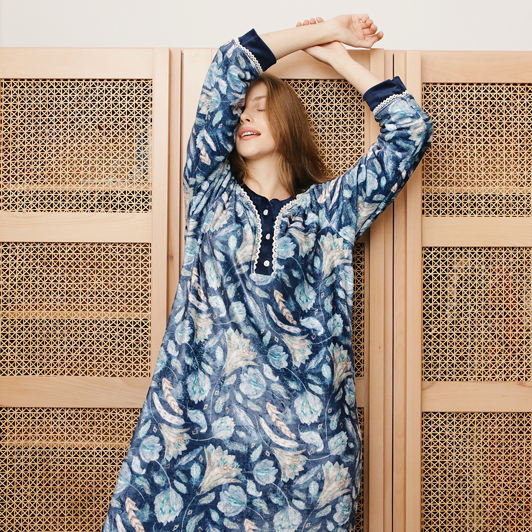 قميص مشجر زهره اللوتس زراير علي الصدر