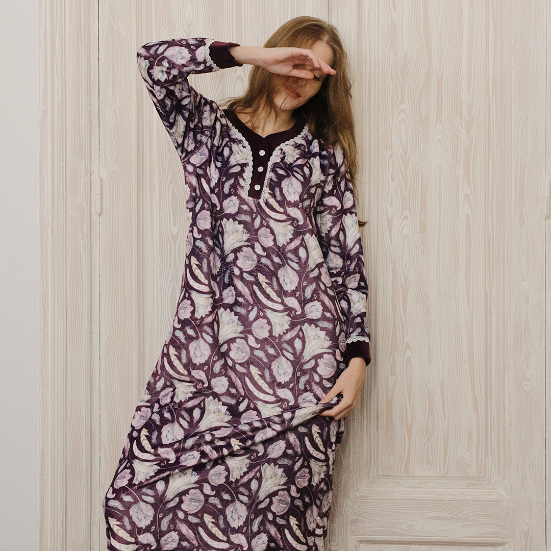 قميص مشجر زهره اللوتس زراير علي الصدر