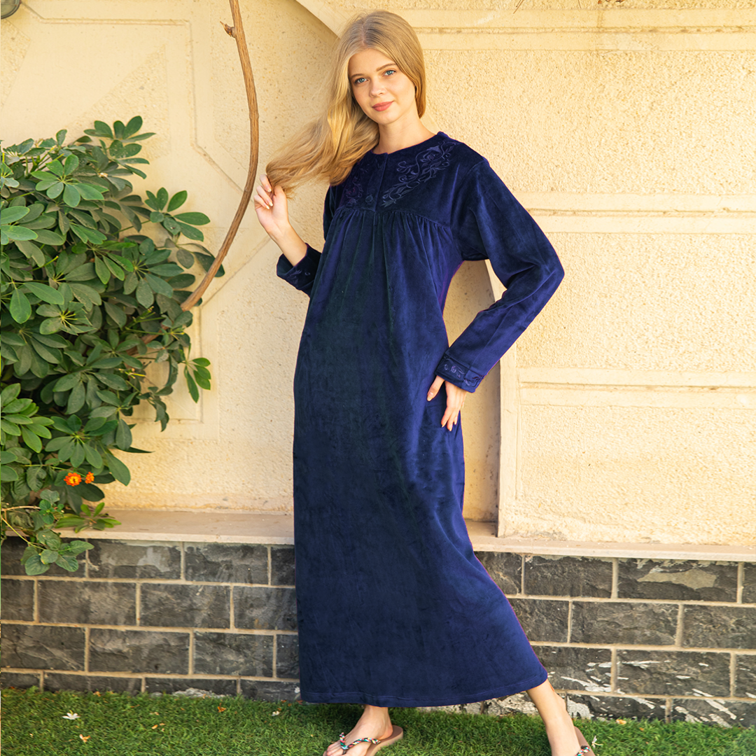 قميص قطيفه مطرز علي الصدر بزراير