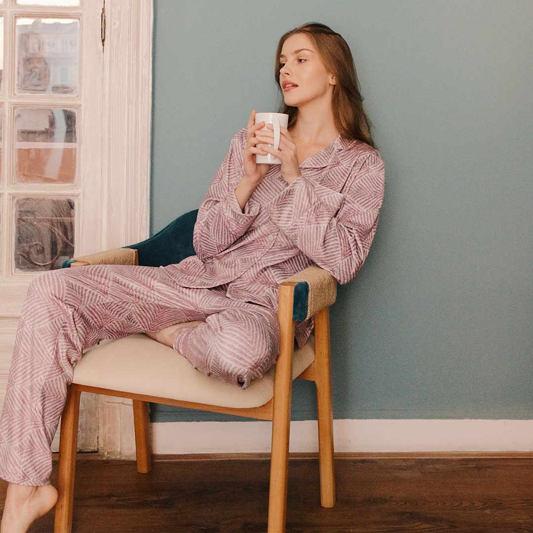 بيجاما كلاسيك قطيفه مقلمه