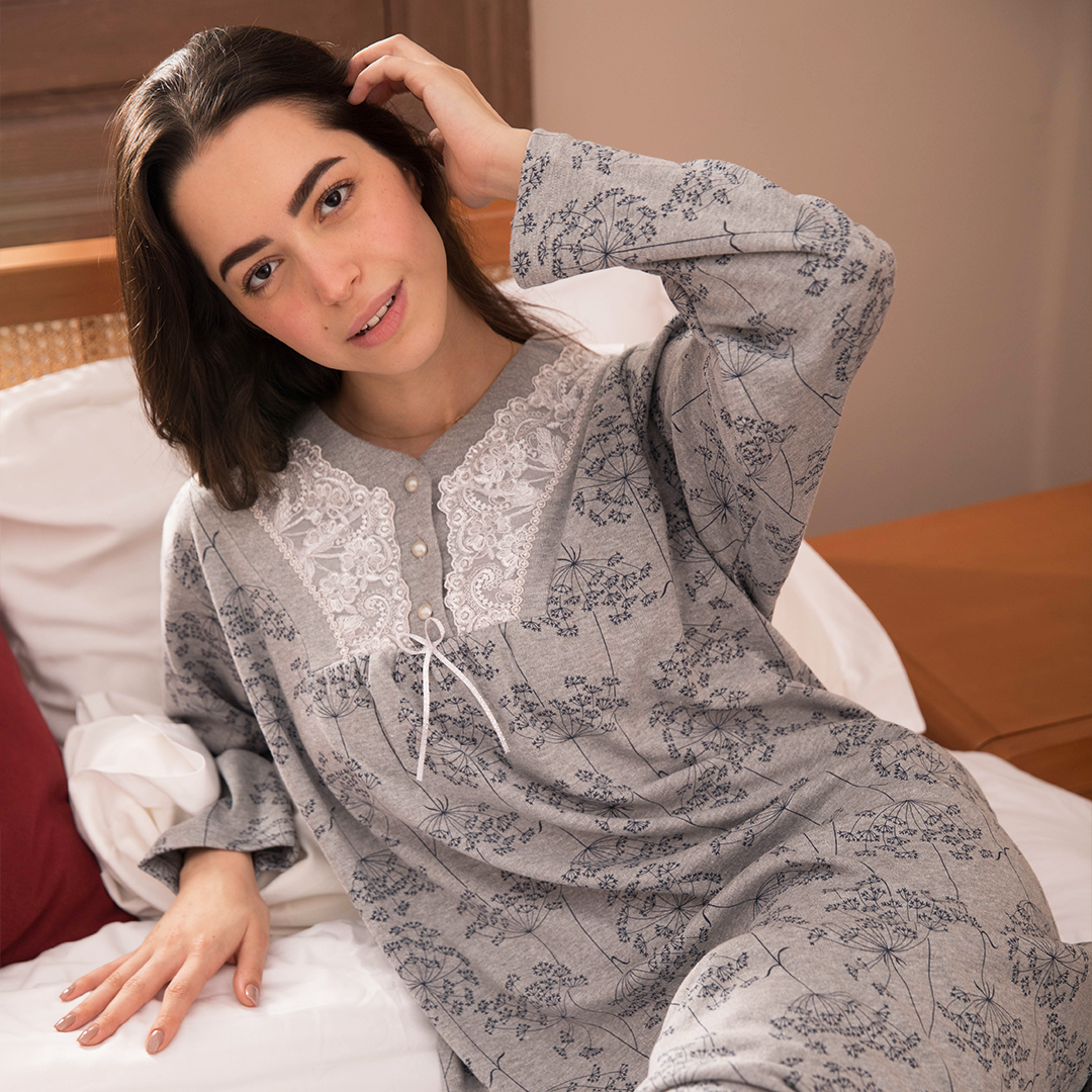 قميص حريمي دانتيل مشجر بزراير علي الصدر