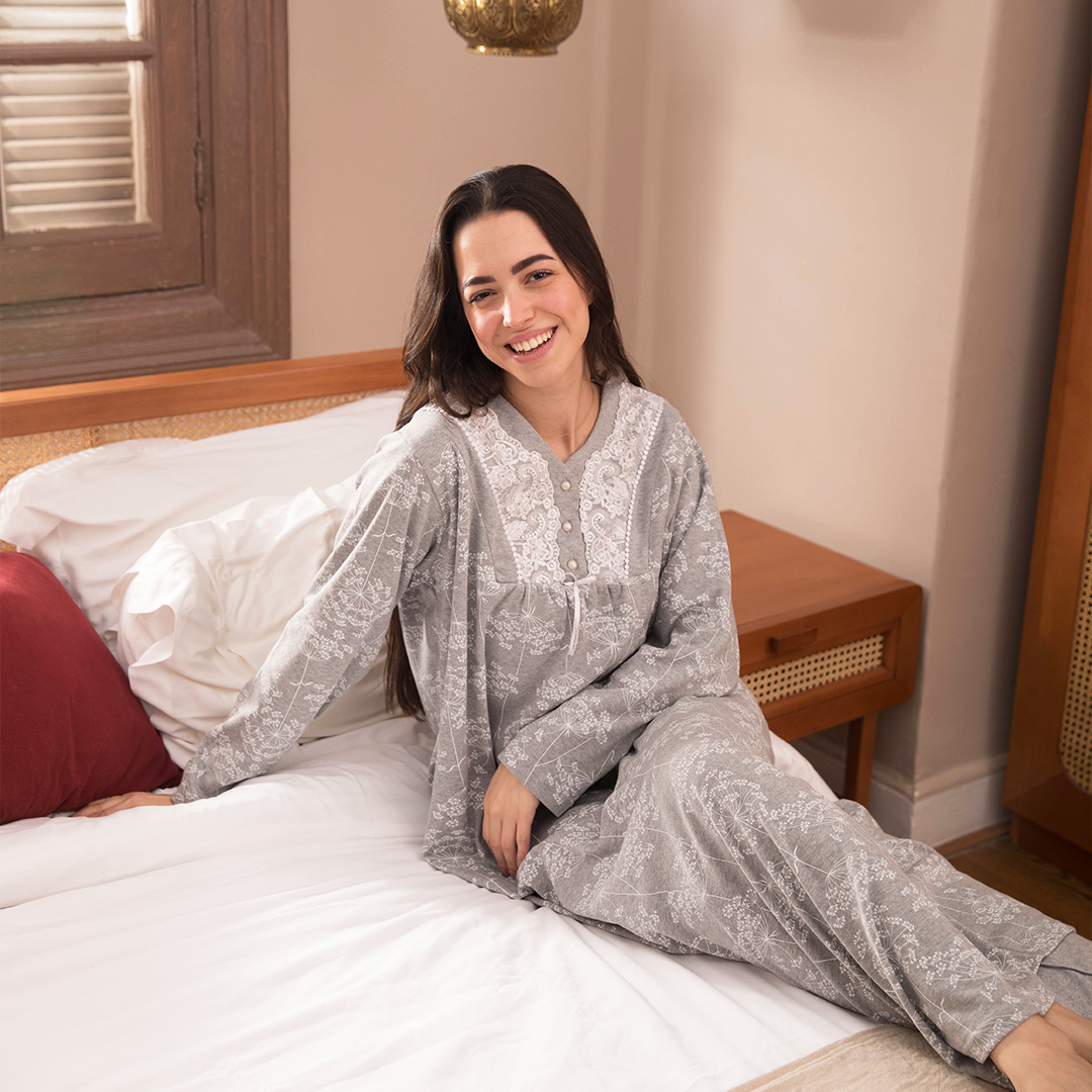 قميص حريمي دانتيل مشجر بزراير علي الصدر