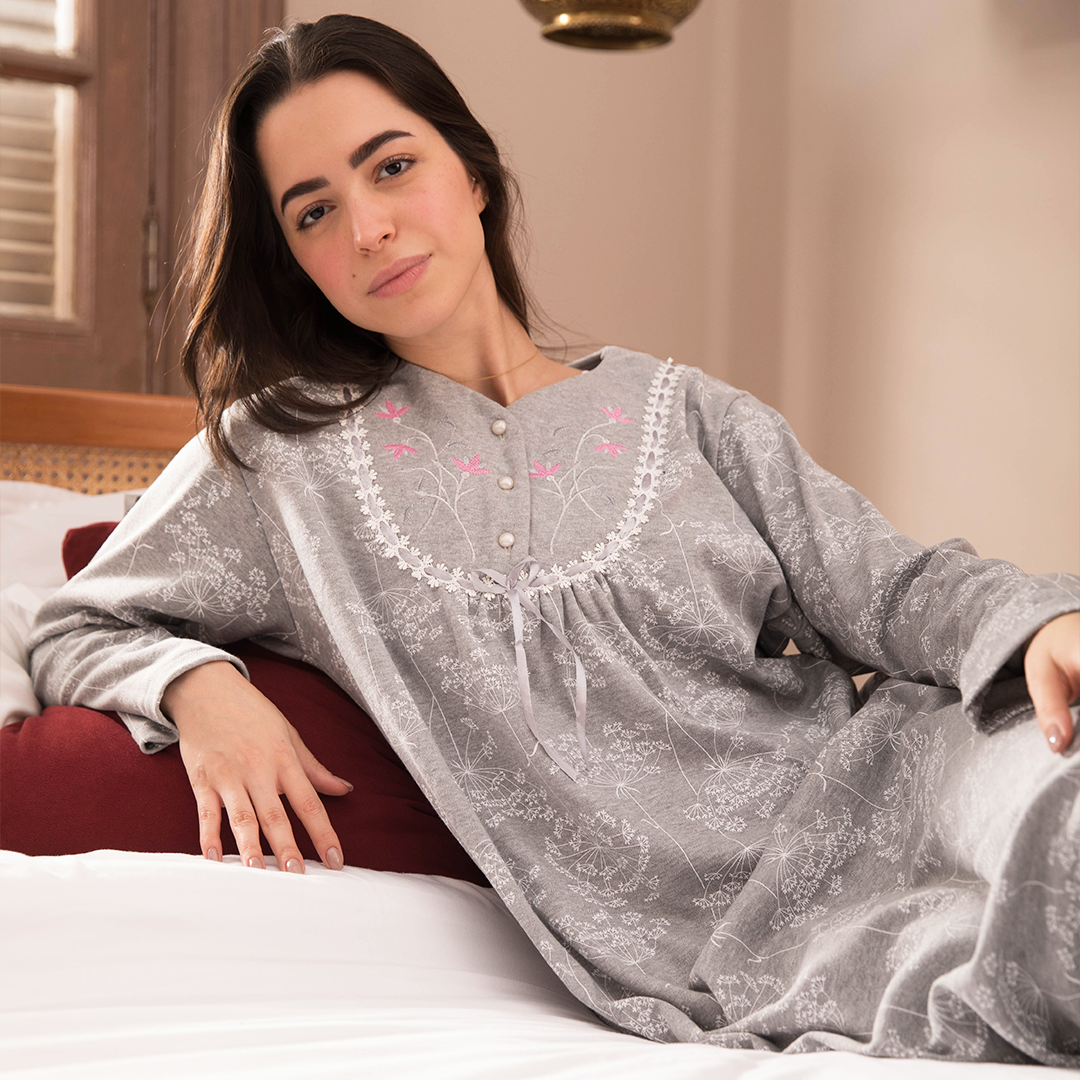 قميص حريمي مطرز مشجر علي الصدر