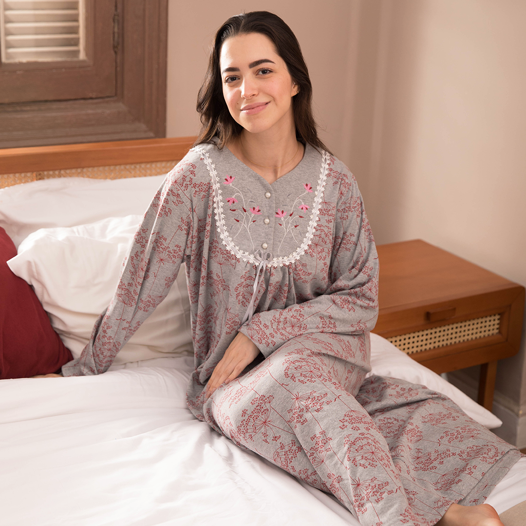 قميص حريمي مطرز مشجر علي الصدر