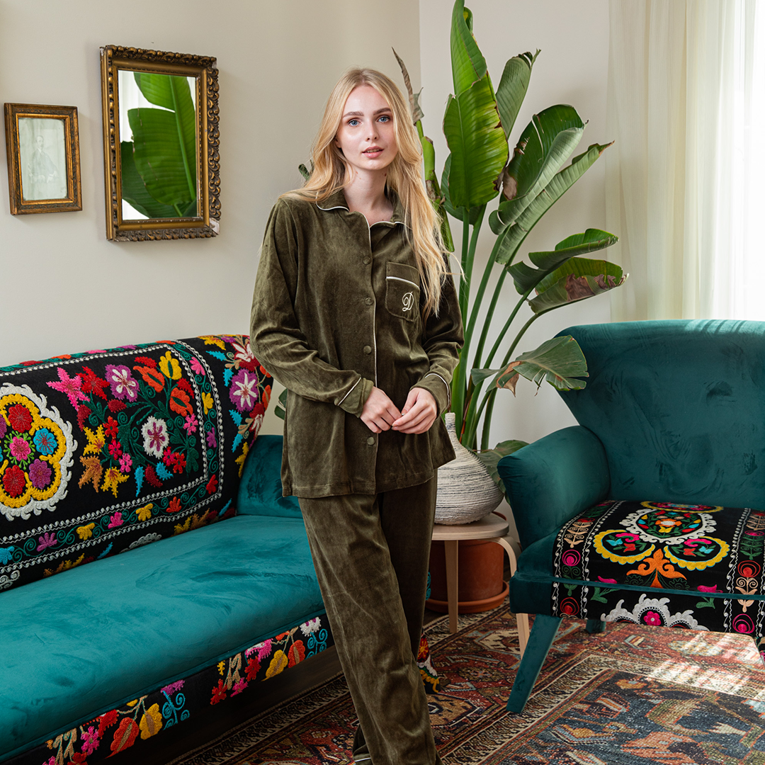 بيجاما كلاسيك قطيفه حريمي