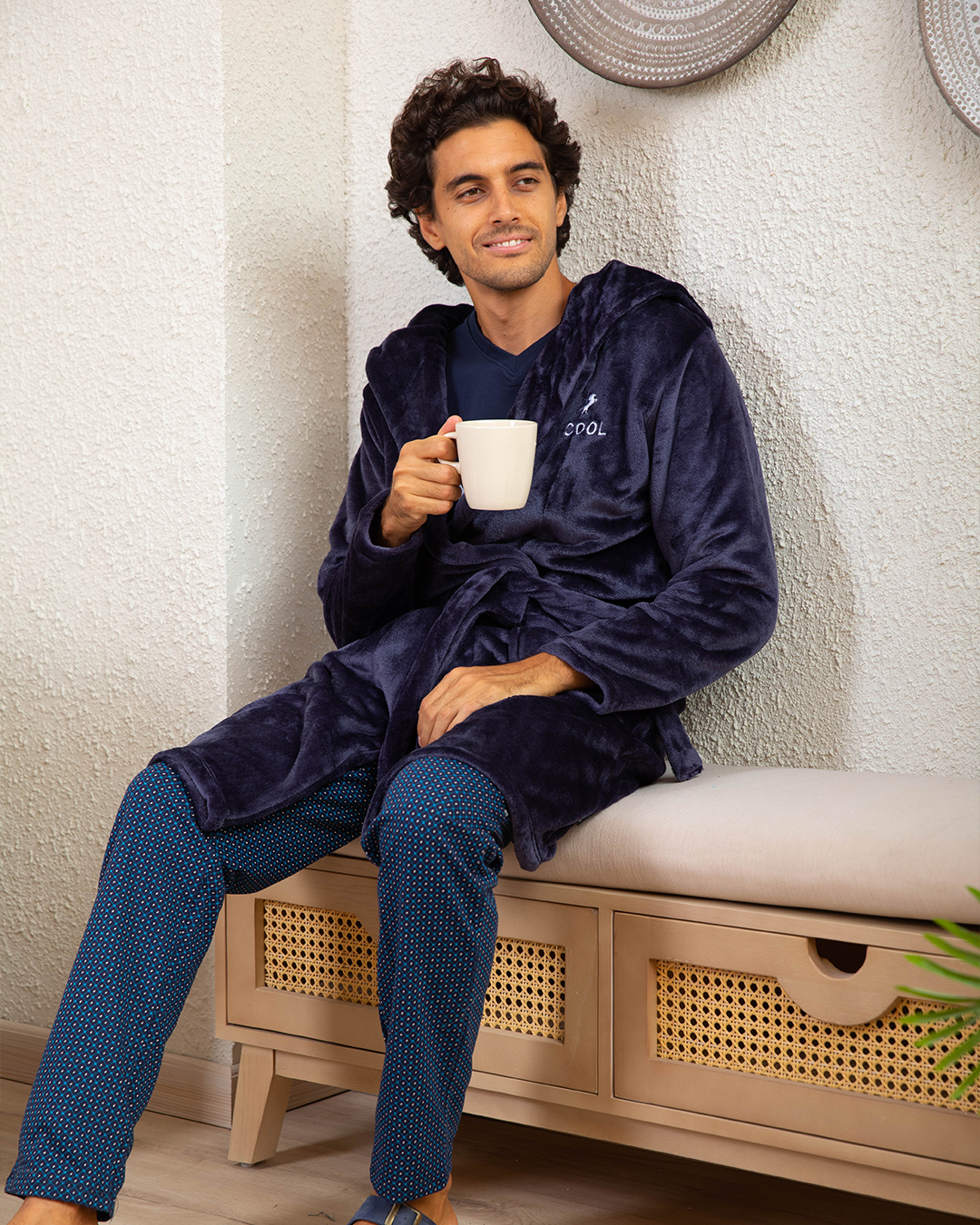 Men's Robe Cool Embroidered Polar Shawl