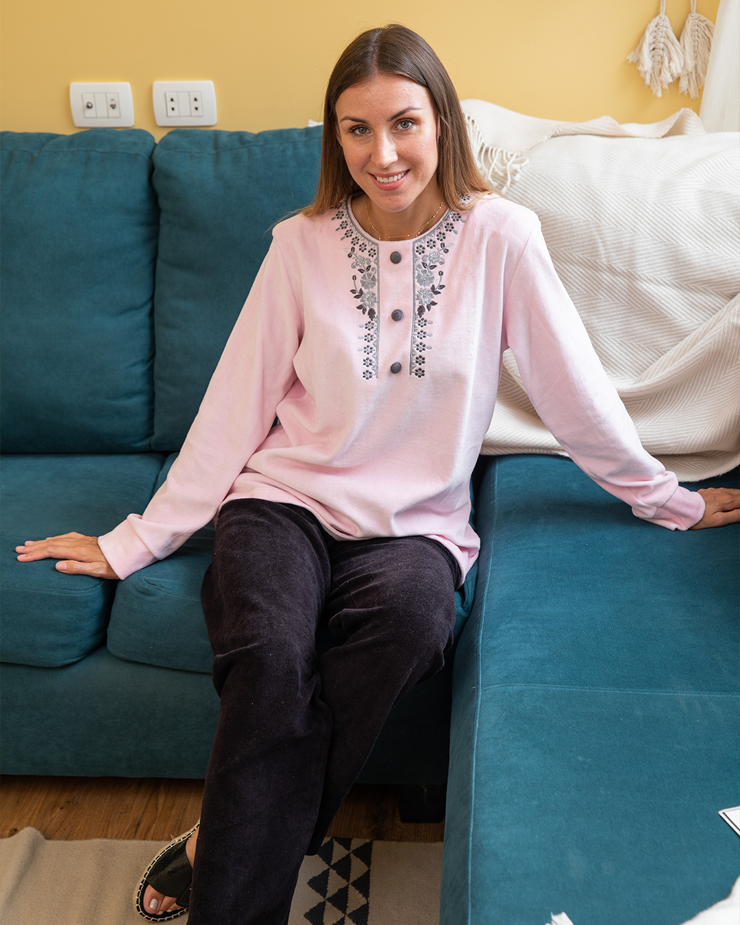 بيجامه حريمي شتوي قطيفه تطريز ع الصدر