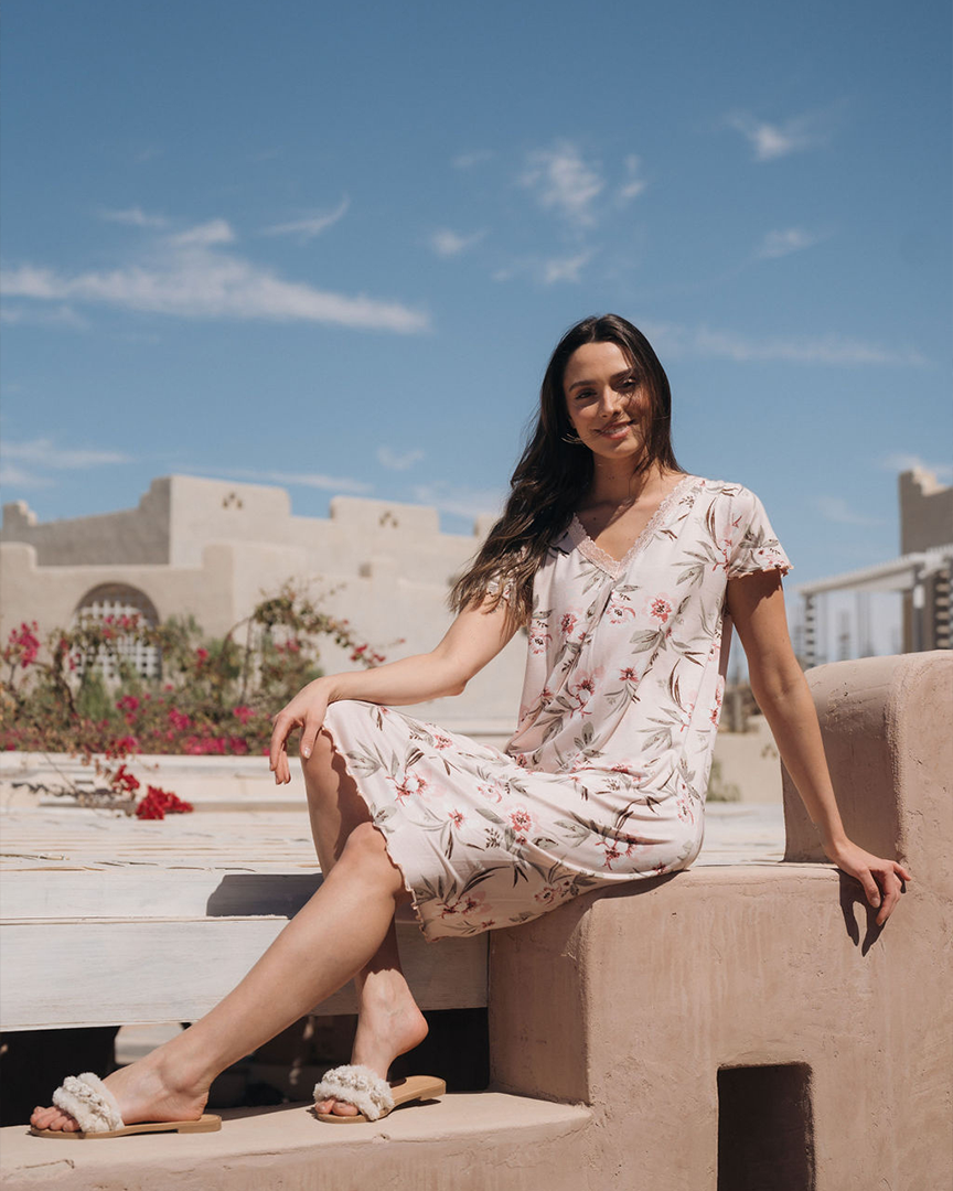 نص كم ورد قصير V قميص حريمي