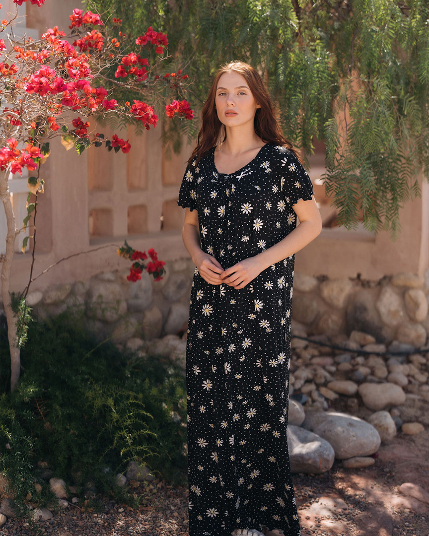 قميص حريمي نص كم كسرات منقط ورد طويل