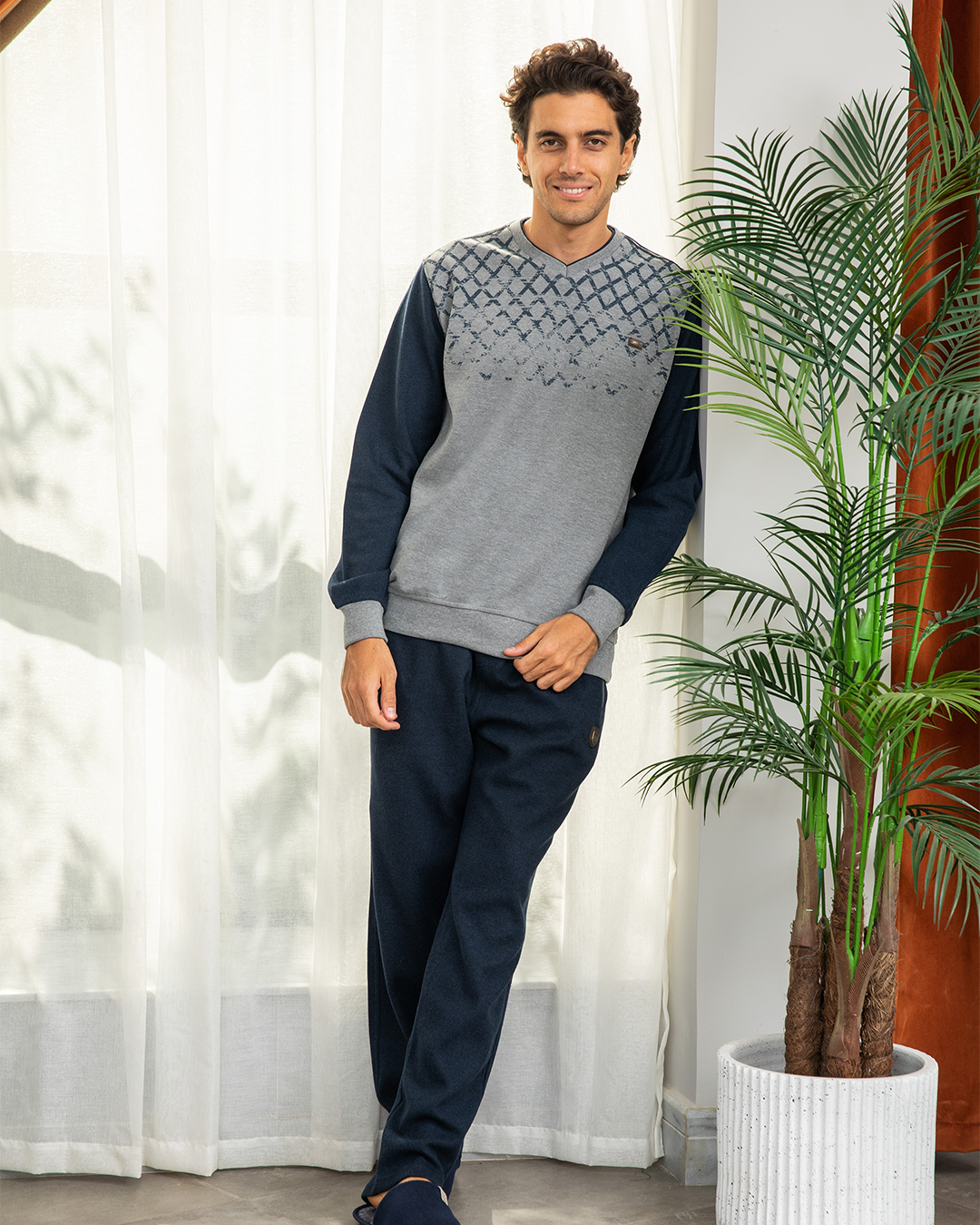 V بيجامه رجالي طباعه ع الصدر