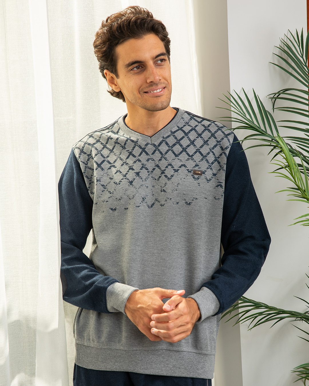 V بيجامه رجالي طباعه ع الصدر