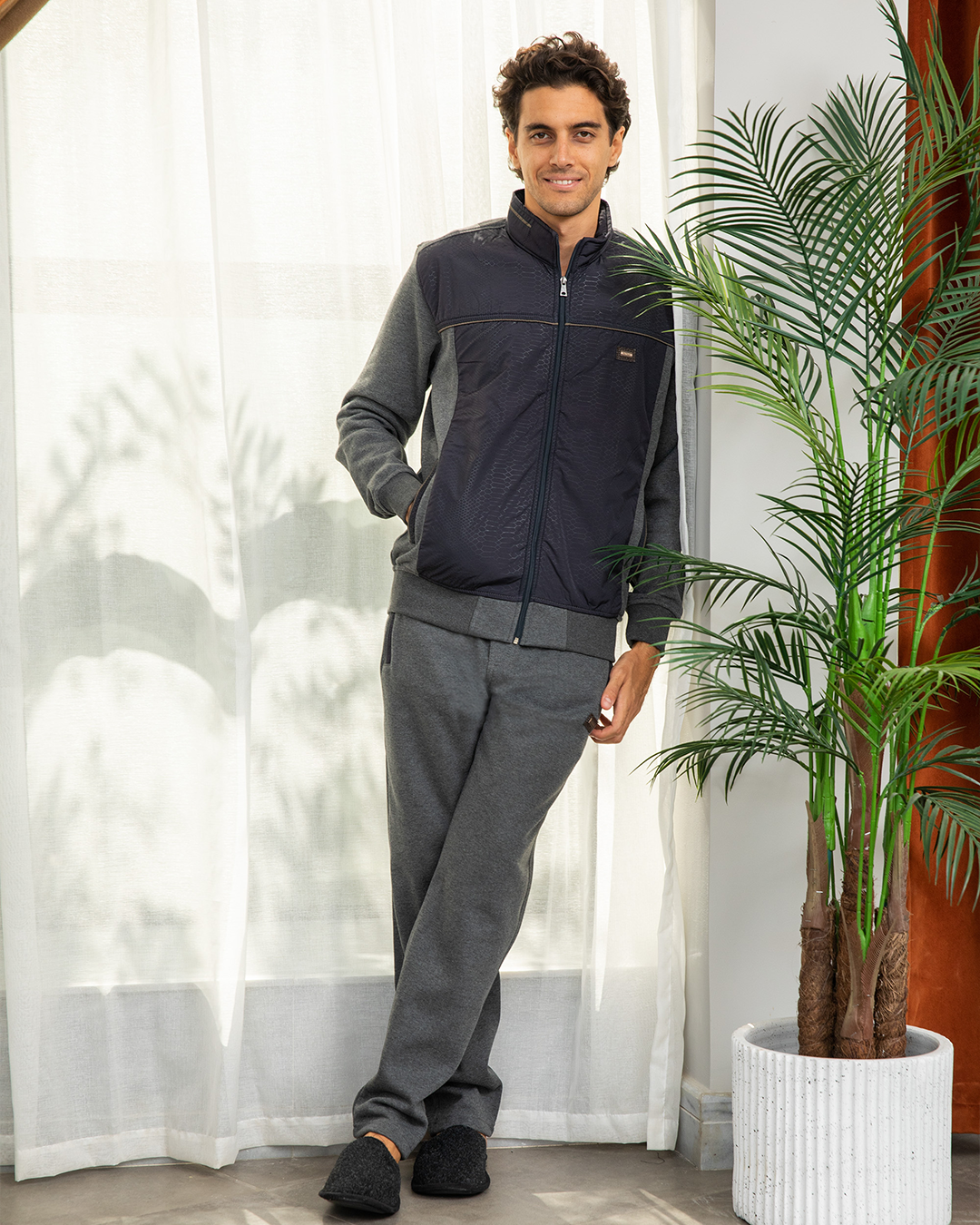 Plain men's pajamas with a micro zipper