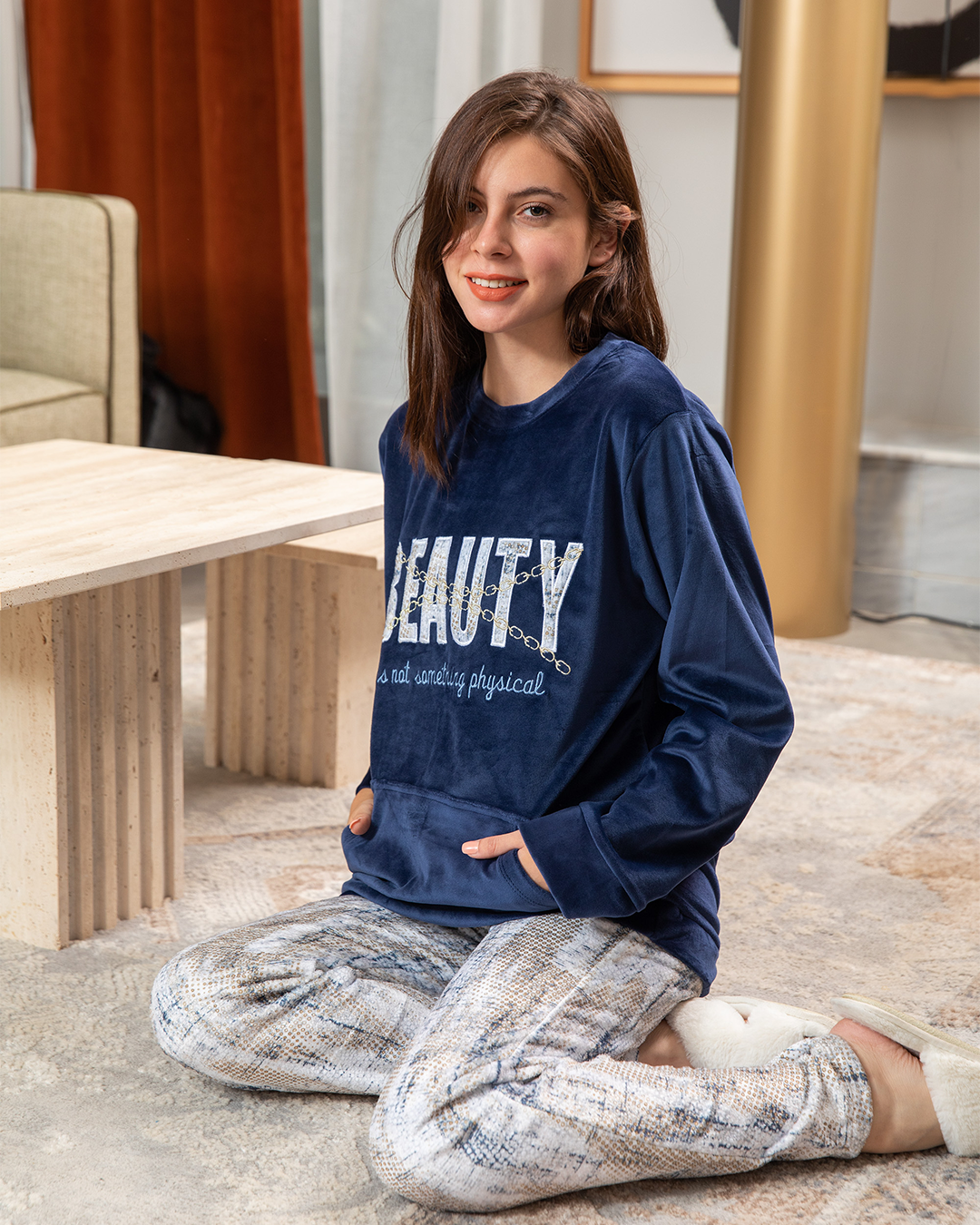 Plush women's pajamas embroidered with a chain