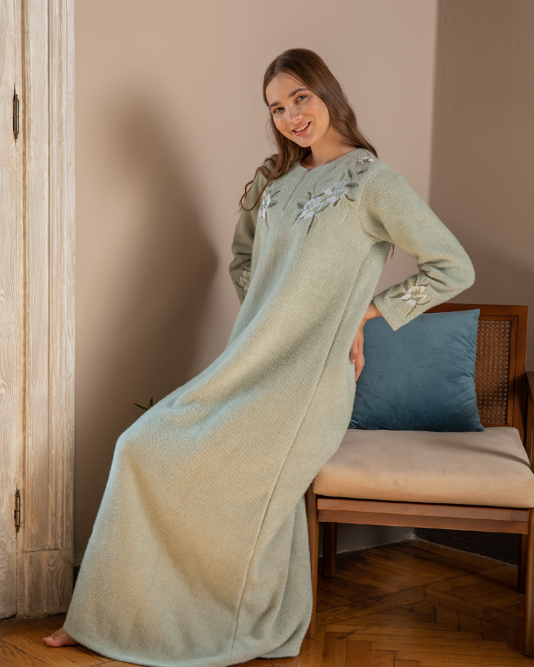 Women's cashmere embroidered night-shirt