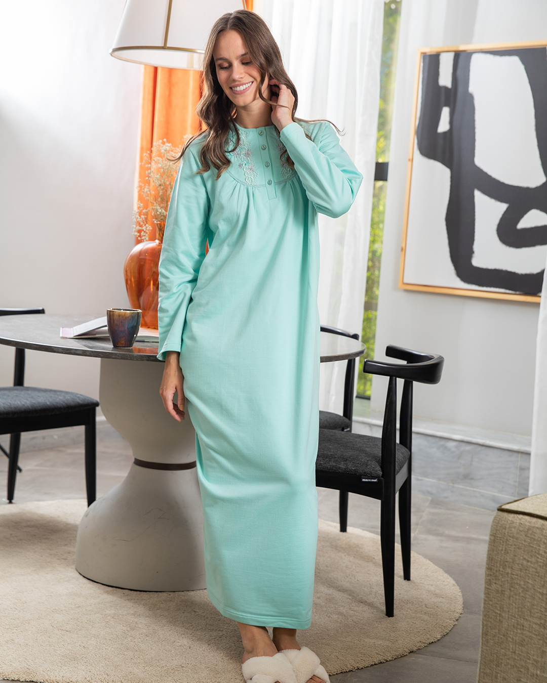 قميص حريمي طويل مطرز ورد علي الصدر