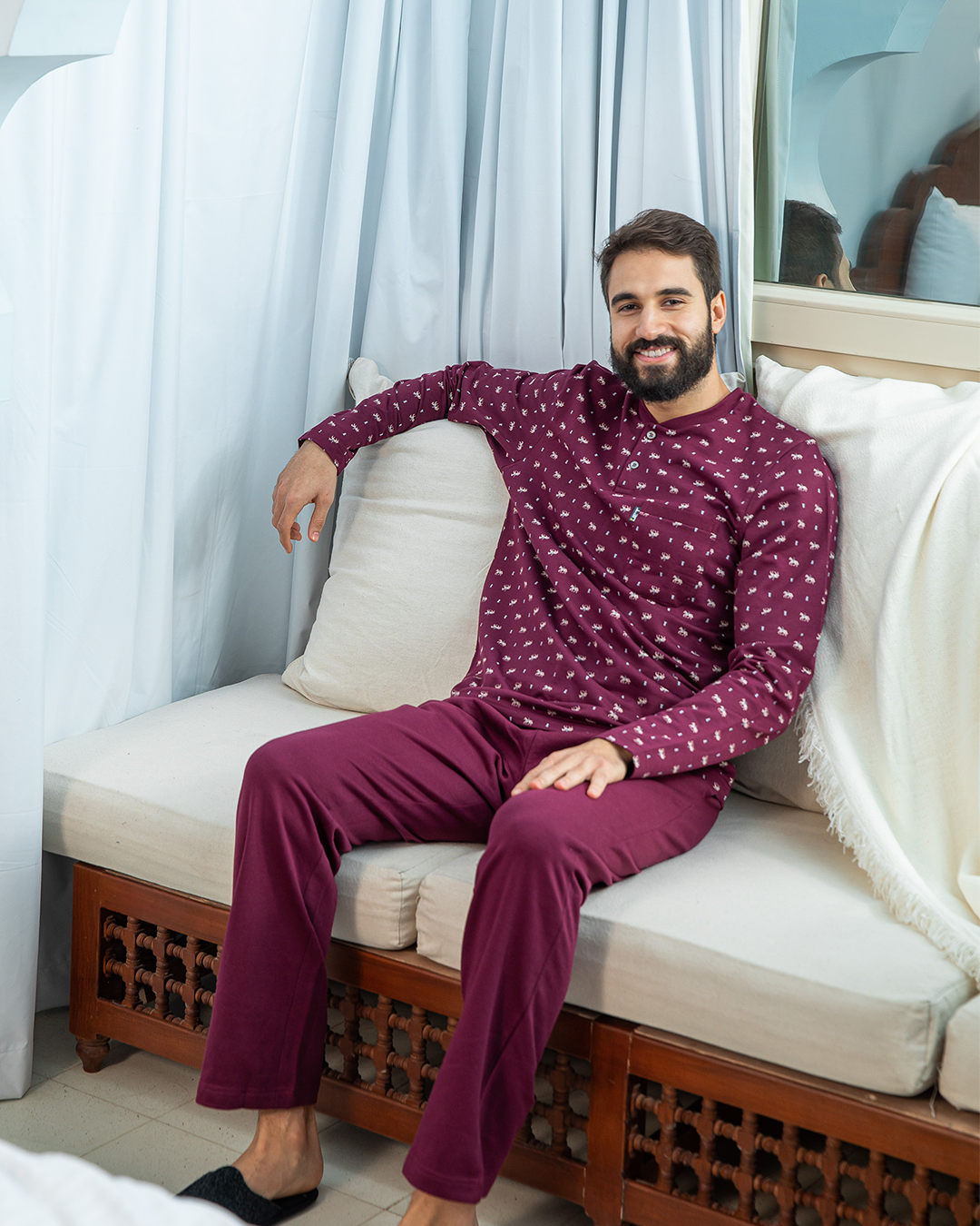 Men's pajamas printed with a horse neck button