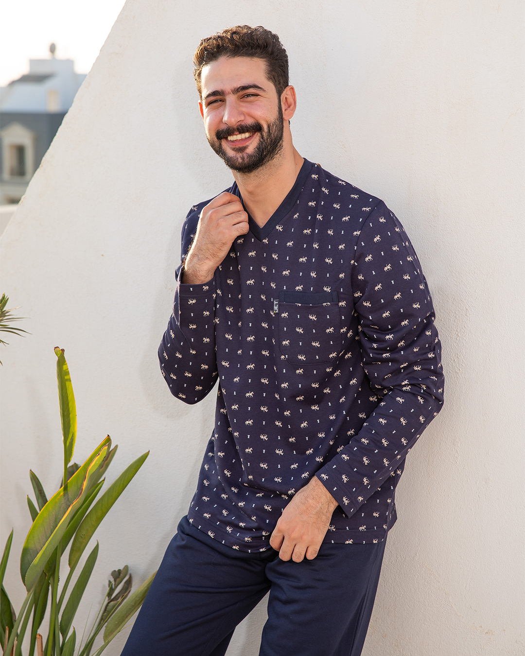 V بيجاما رجالي مطبوع حصان رقبه