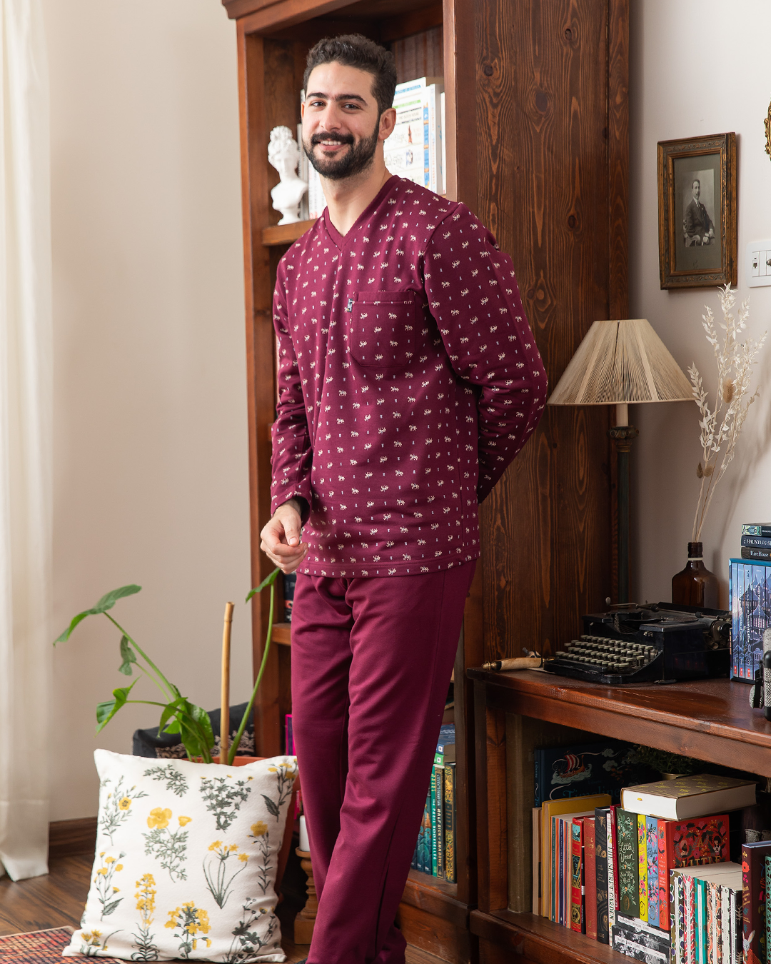 V بيجاما رجالي مطبوع حصان رقبه