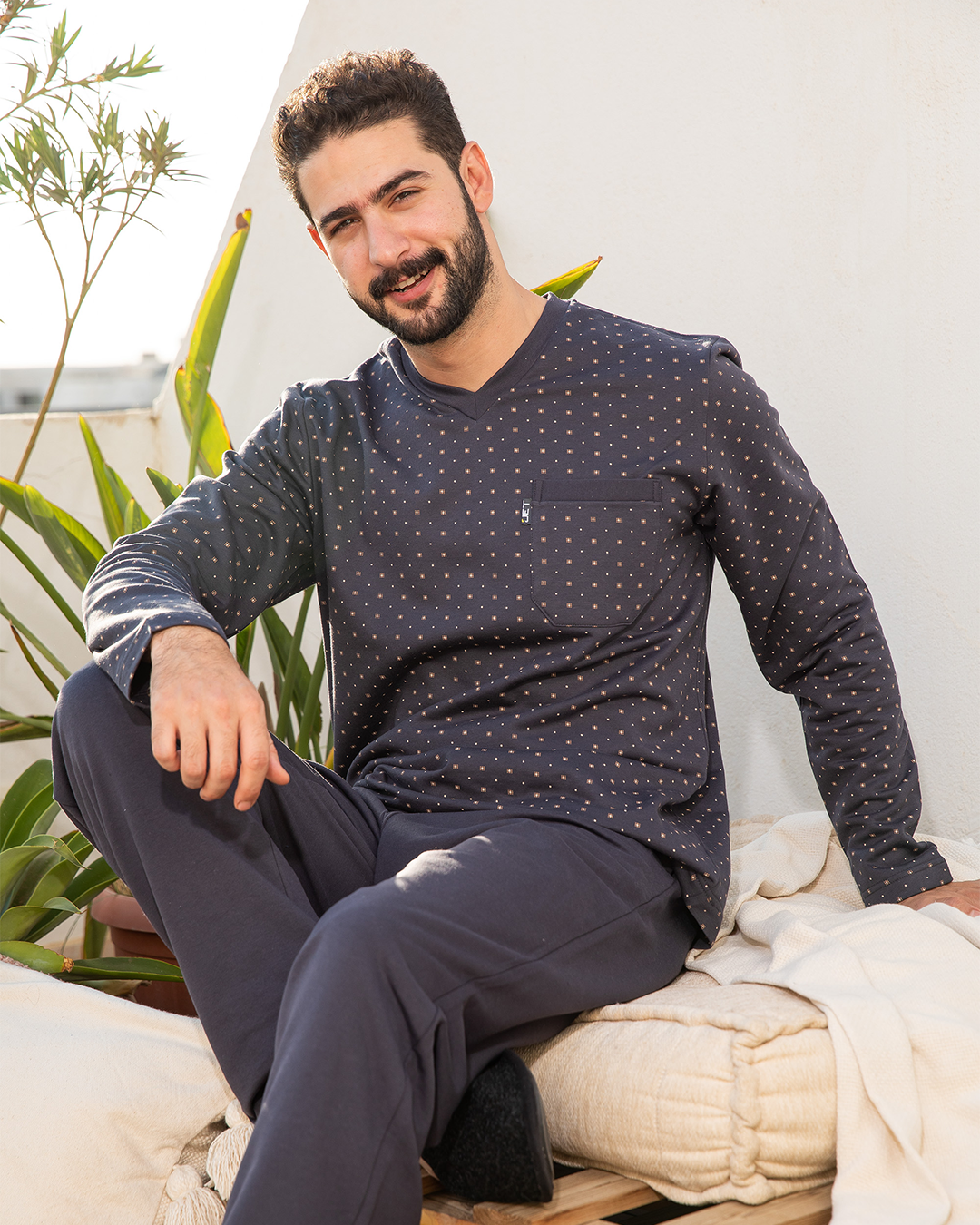 V بيجامه رجالي مطبوع مربعات رقبه جيب علي الصدر