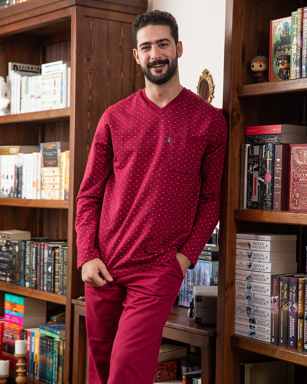 V بيجامه رجالي مطبوع مربعات رقبه جيب علي الصدر