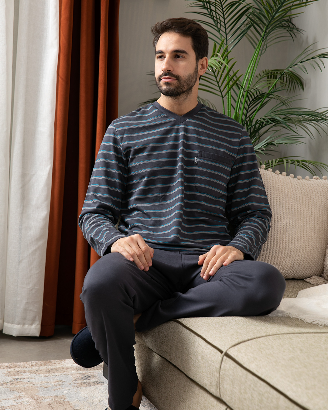 V بيجاما رجالي مقلم عرض رقبه