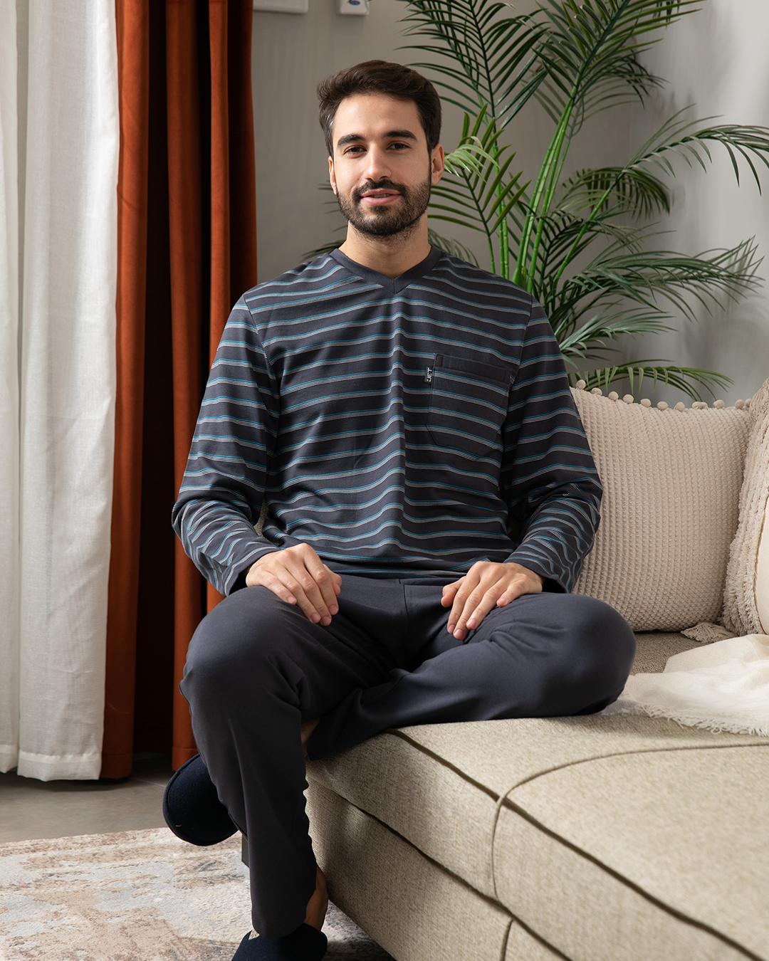 V بيجاما رجالي مقلم عرض رقبه