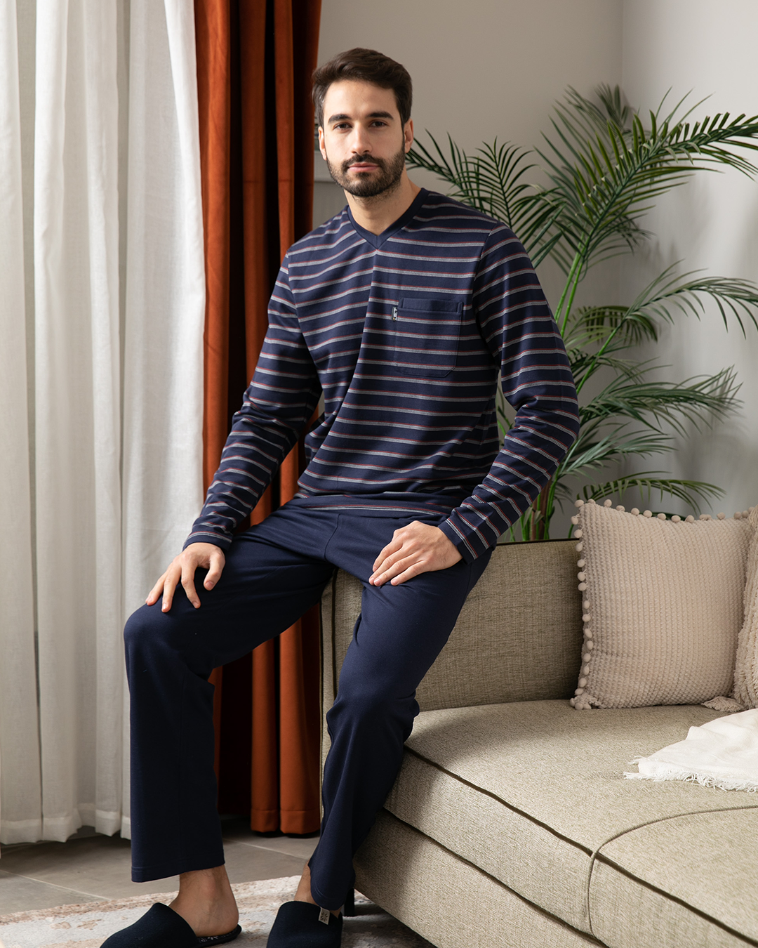 V بيجاما رجالي مقلم عرض رقبه