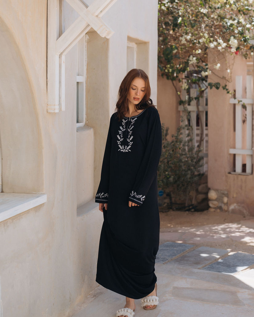 Plain jalabiya with sleeves, embroidered branches