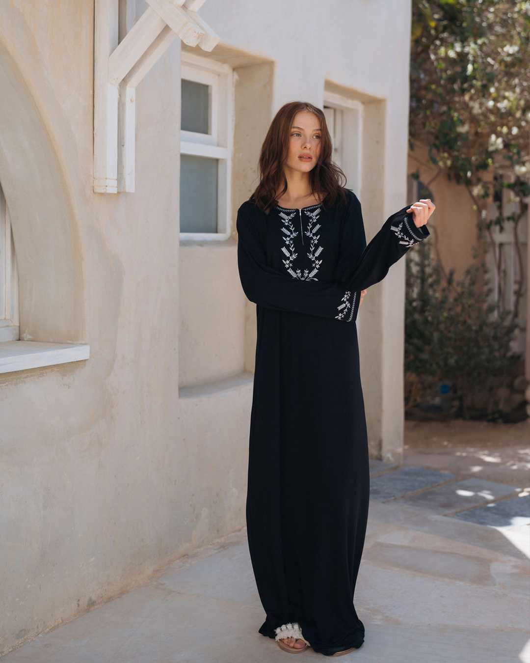 Plain jalabiya with sleeves, embroidered branches