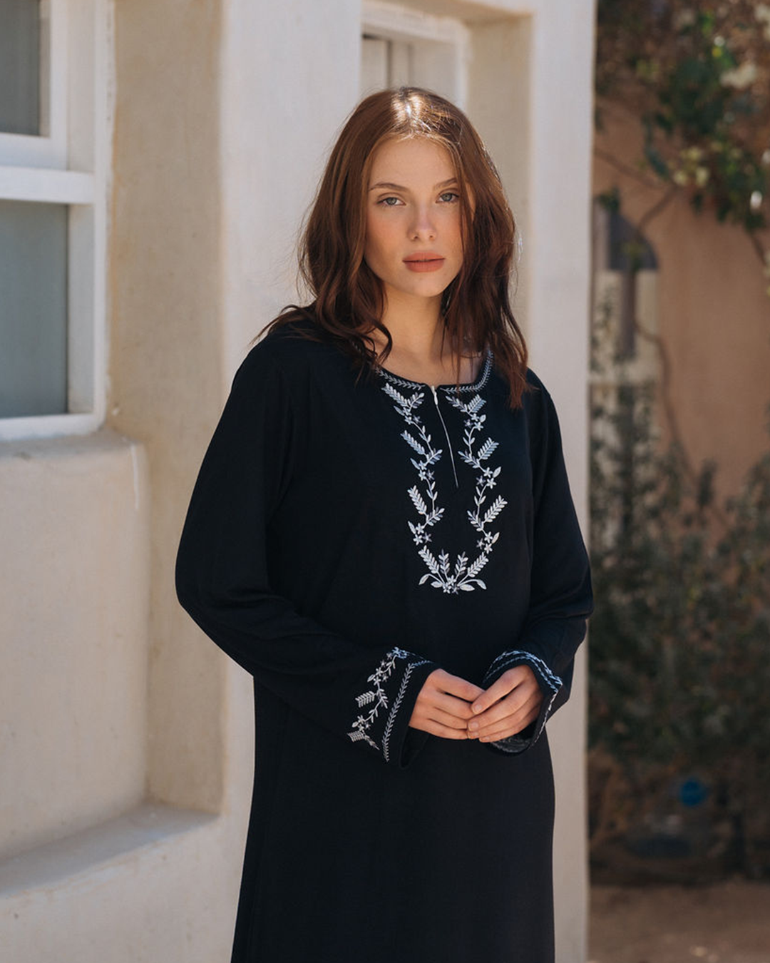 Plain jalabiya with sleeves, embroidered branches