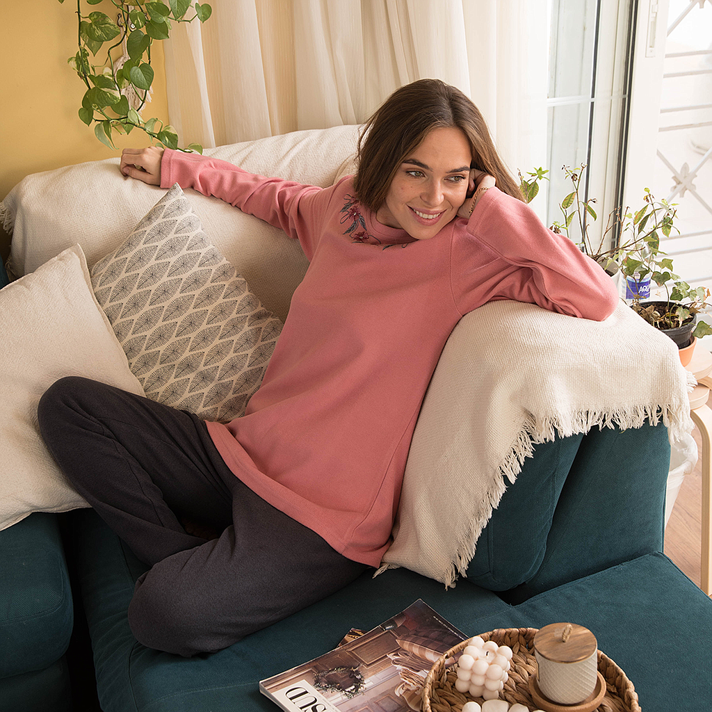 بيجاما حريمى روند مطرزة ورد ع الصدر