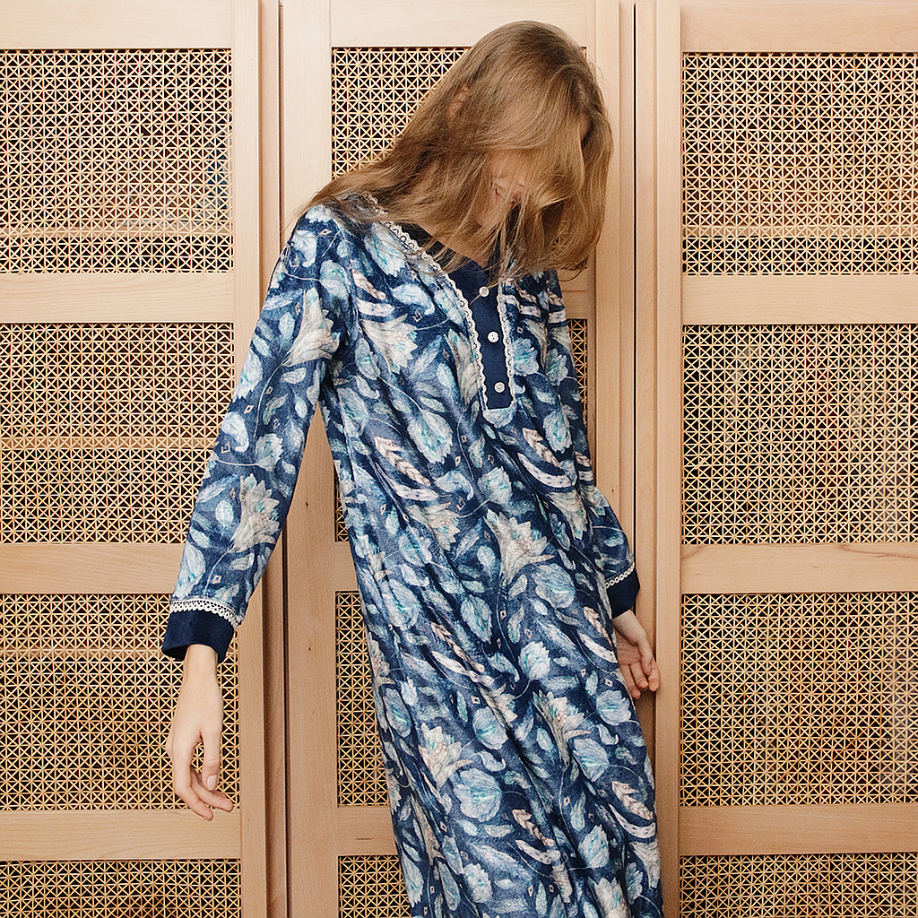 قميص مشجر زهره اللوتس زراير علي الصدر