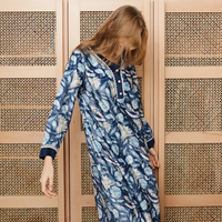 قميص مشجر زهره اللوتس زراير علي الصدر