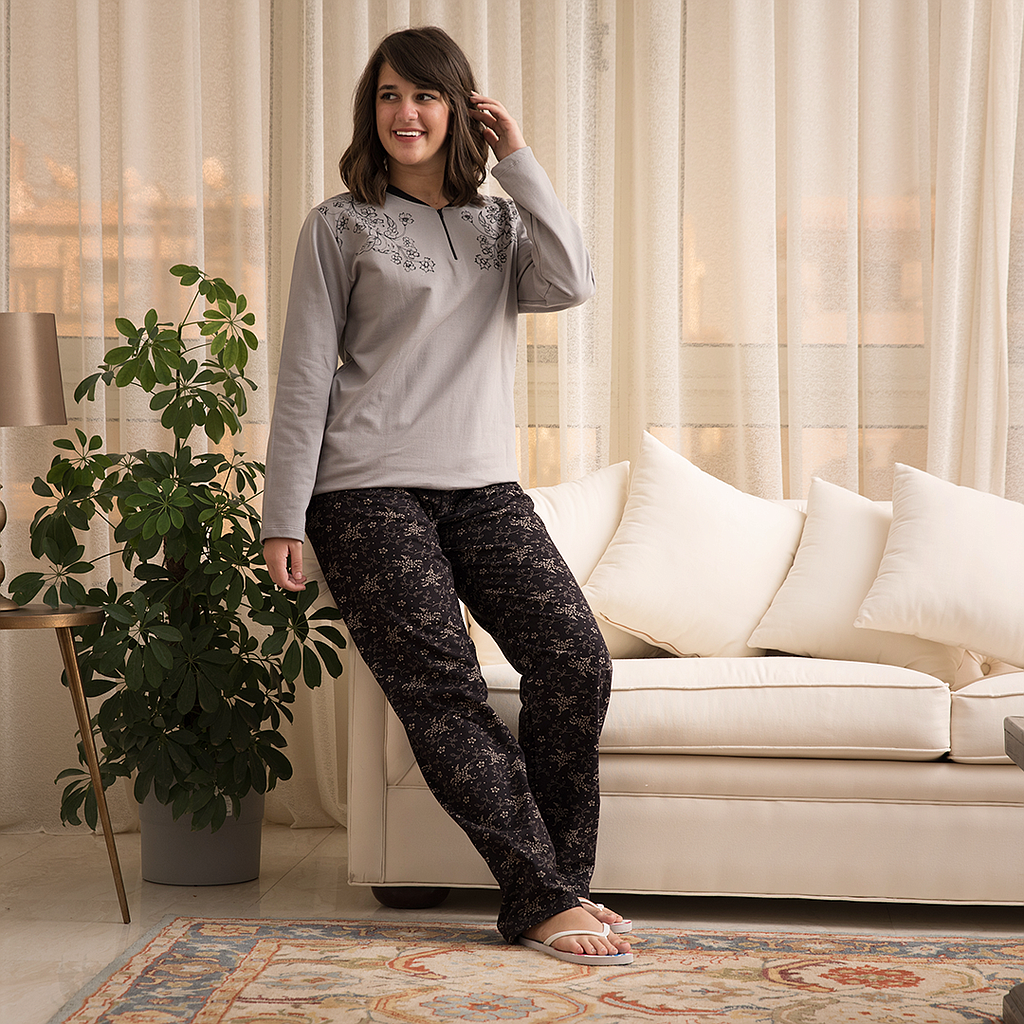 Women's pajamas, two branches, roses