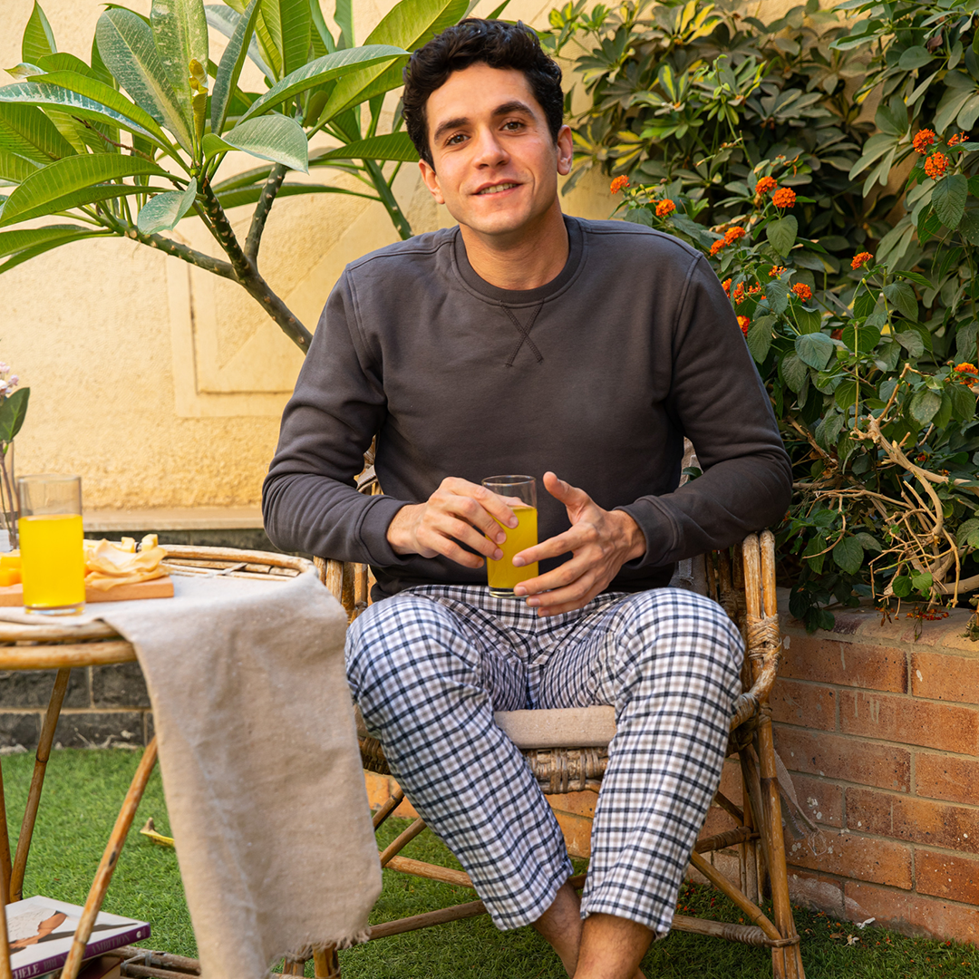 Plain men's pajamas with check pants 