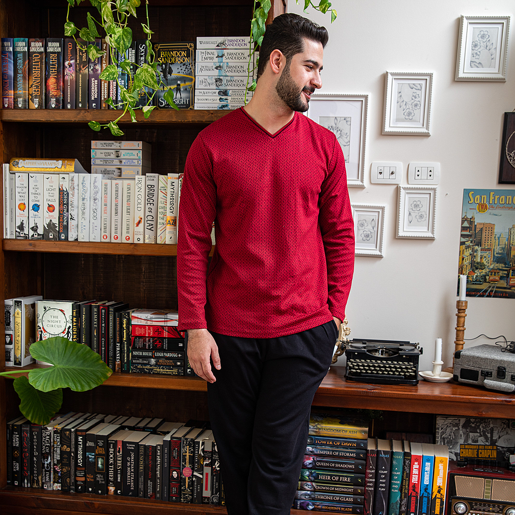 Men's pajamas printed with burgundy music