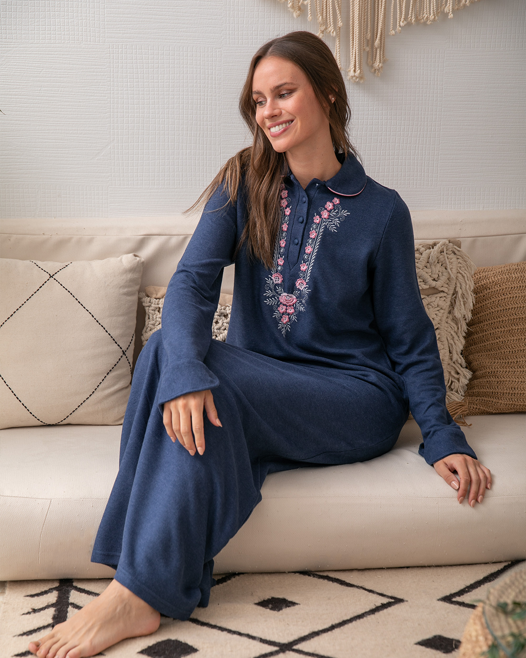 Women's cashmere collar and embroidered shirt