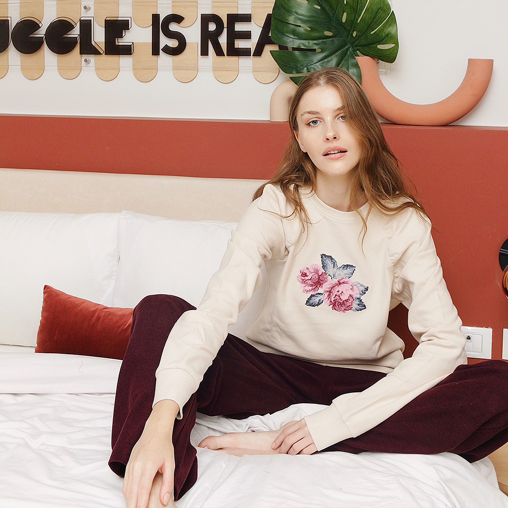 Cashmere pajamas embroidered with two men's sleeves