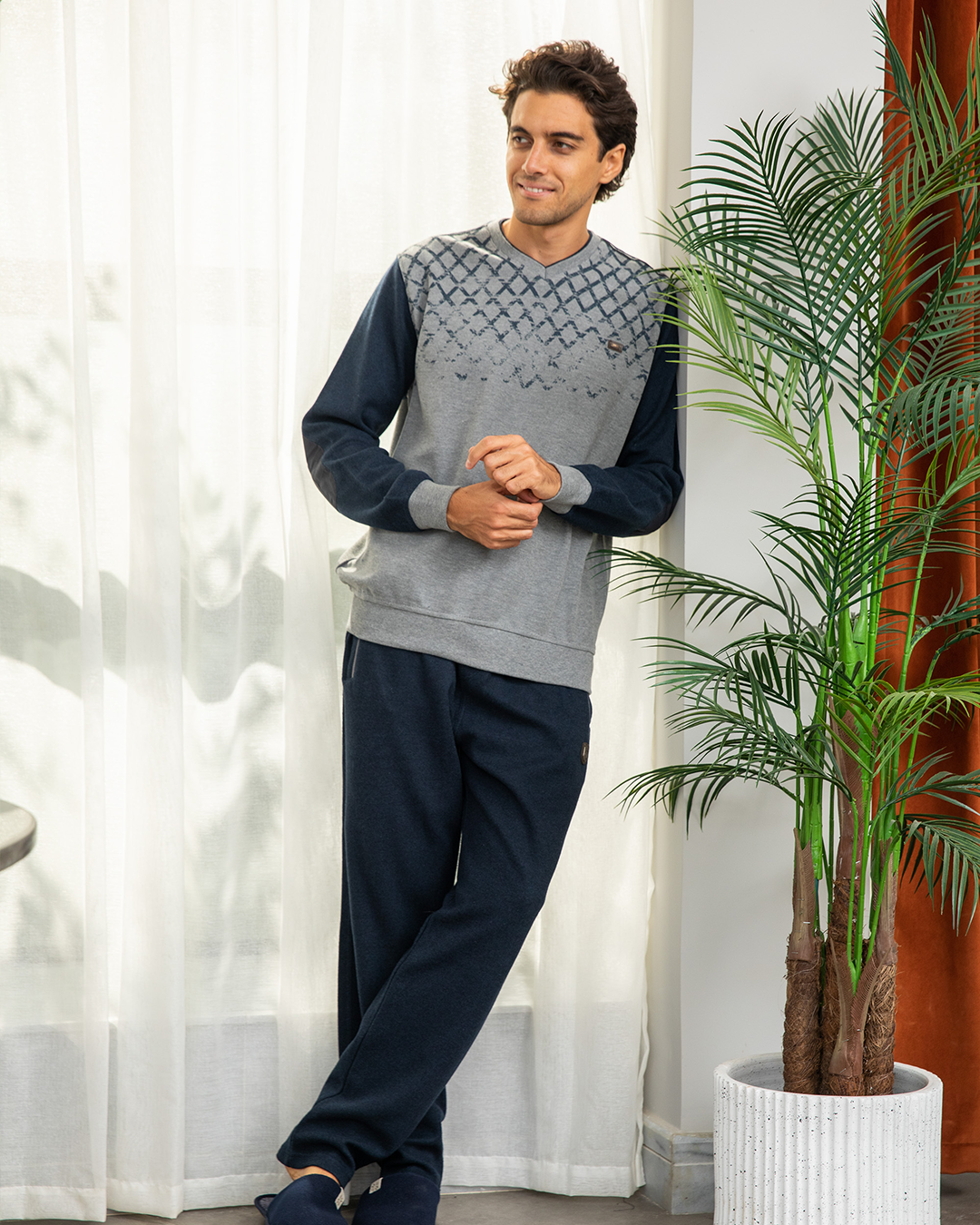 V بيجامه رجالي طباعه ع الصدر