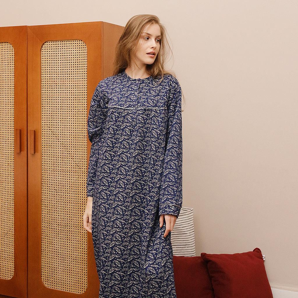 Women's feather shirt with buttons and trip